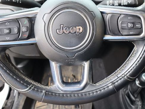 Used 2018 Jeep Wrangler Unlimited Sahara AWD/4WD image 9