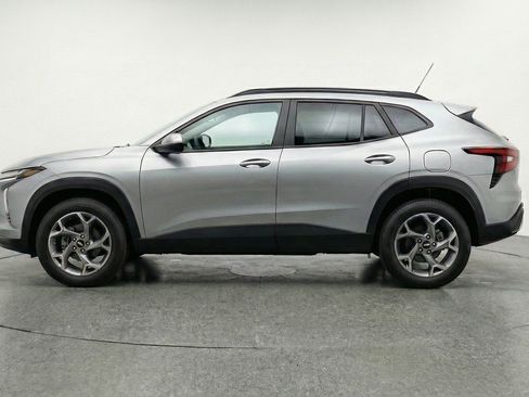 Used 2025 Chevrolet Trax LT w/ LT Convenience Package FWD image 5