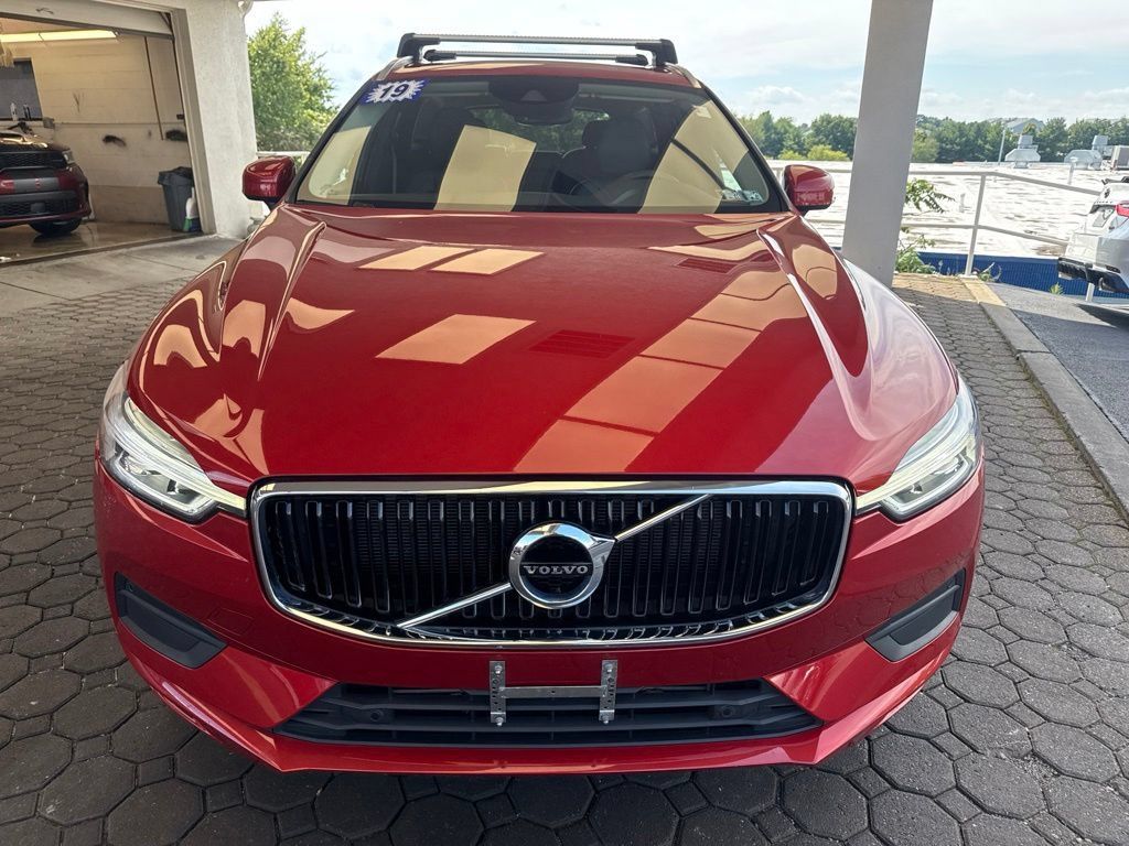 Used 2019 Volvo XC60 T5 Momentum w/ Multimedia Package AWD/4WD image 2