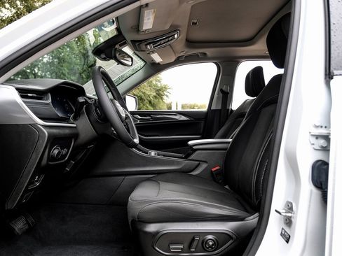 Used 2023 Jeep Grand Cherokee Laredo w/ Luxury Tech Group I image 42