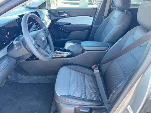 Certified 2025 Chevrolet Trax LT FWD image 9