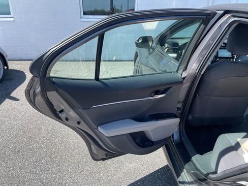 Used 2018 Toyota Camry LE image 14
