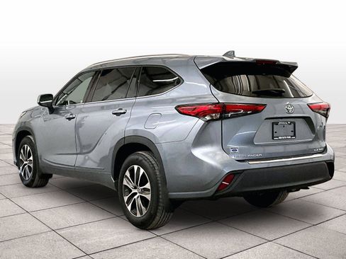 Used 2020 Toyota Highlander XLE AWD/4WD image 10