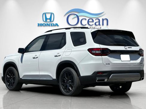 New 2025 Honda Pilot Touring image 3
