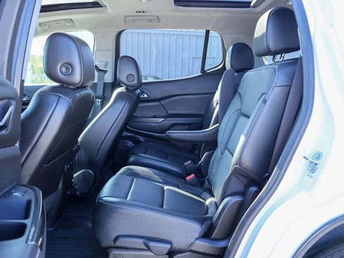 Used 2023 GMC Acadia SLT w/ Preferred Package image 9