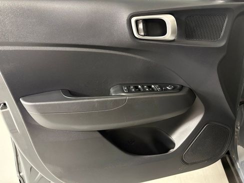 Used 2025 Hyundai Venue SEL FWD image 13