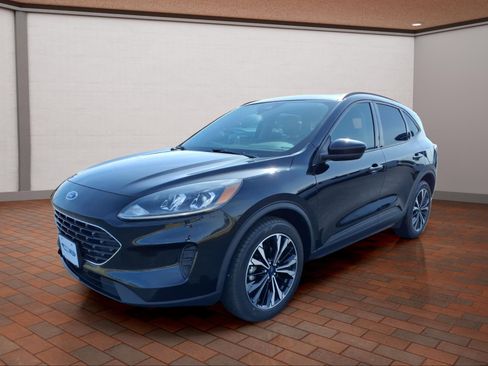 Used 2022 Ford Escape SE w/ SE Sport Appearance Package image 3