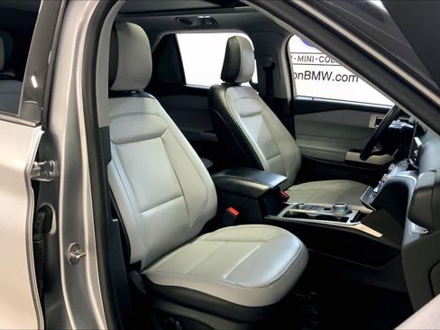 Used 2021 Ford Explorer XLT w/ Equipment Group 202A image 8