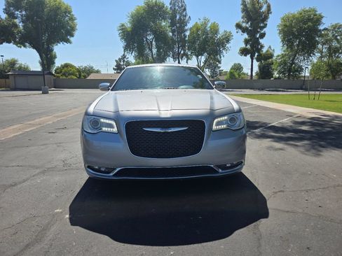 Used 2018 Chrysler 300 Limited RWD image 9