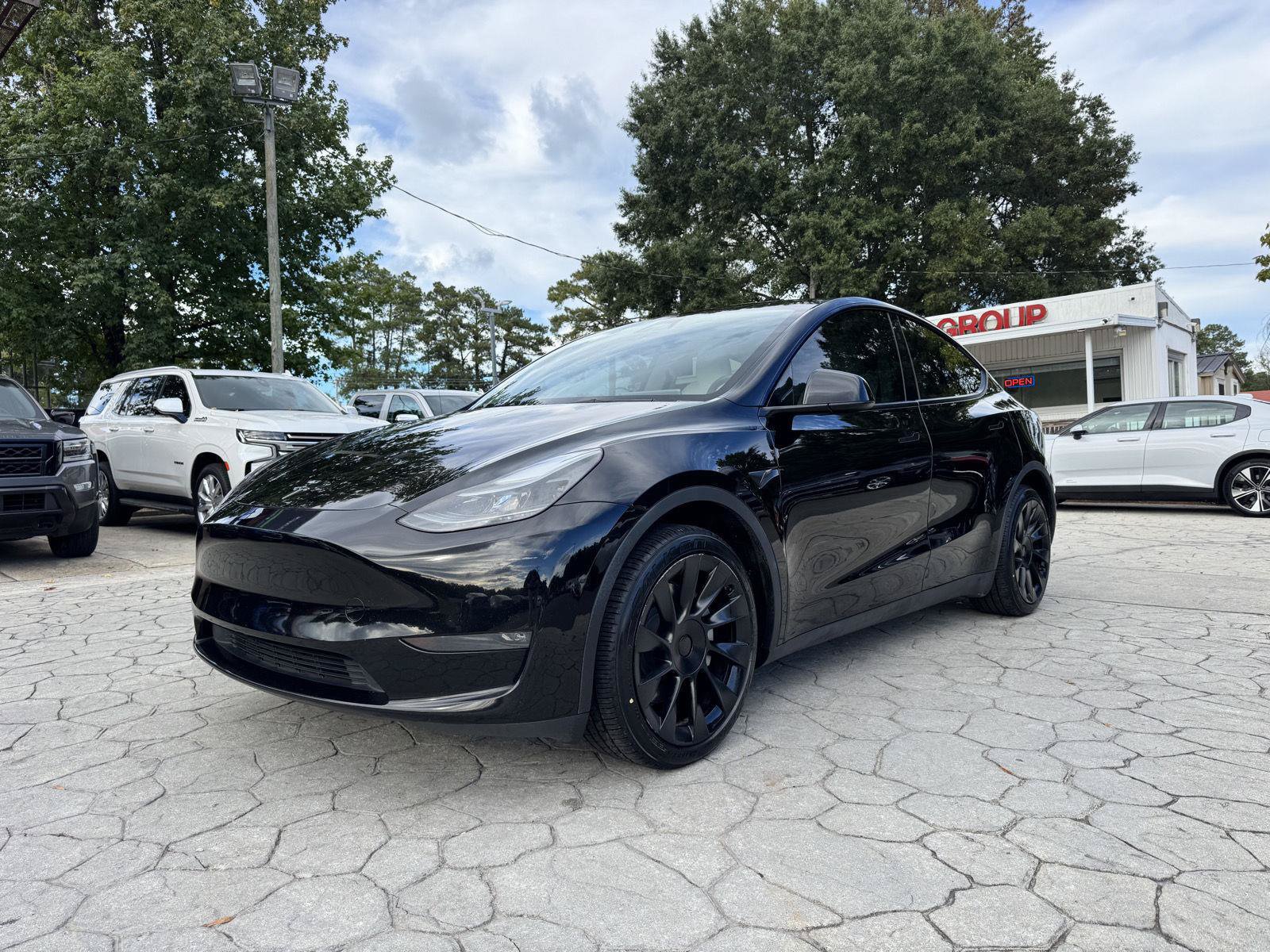Used 2023 Tesla Model Y Long Range AWD/4WD image 1