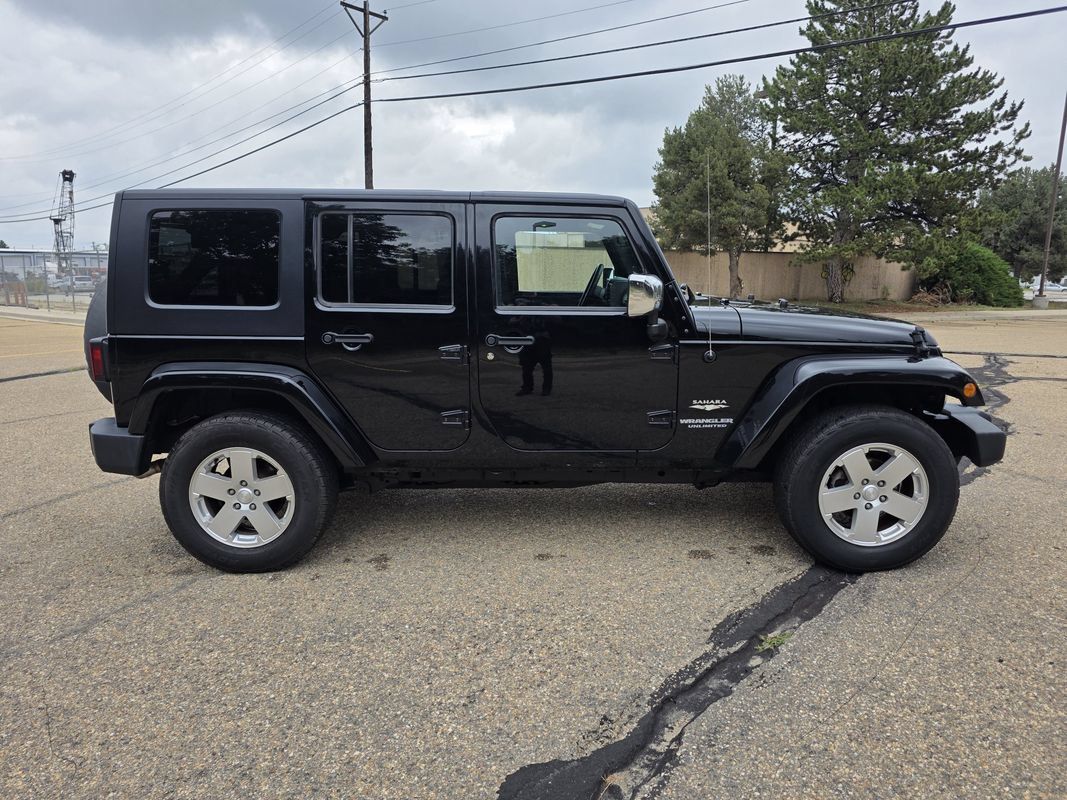 Used 2010 Jeep Wrangler Unlimited Sahara w/ Dual Top Group AWD/4WD image 9