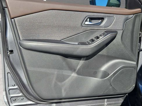 Used 2023 Nissan Rogue SV image 18