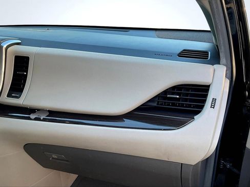 Used 2017 Toyota Sienna XLE image 17