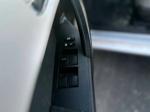 Used 2016 Toyota Corolla LE FWD image 31