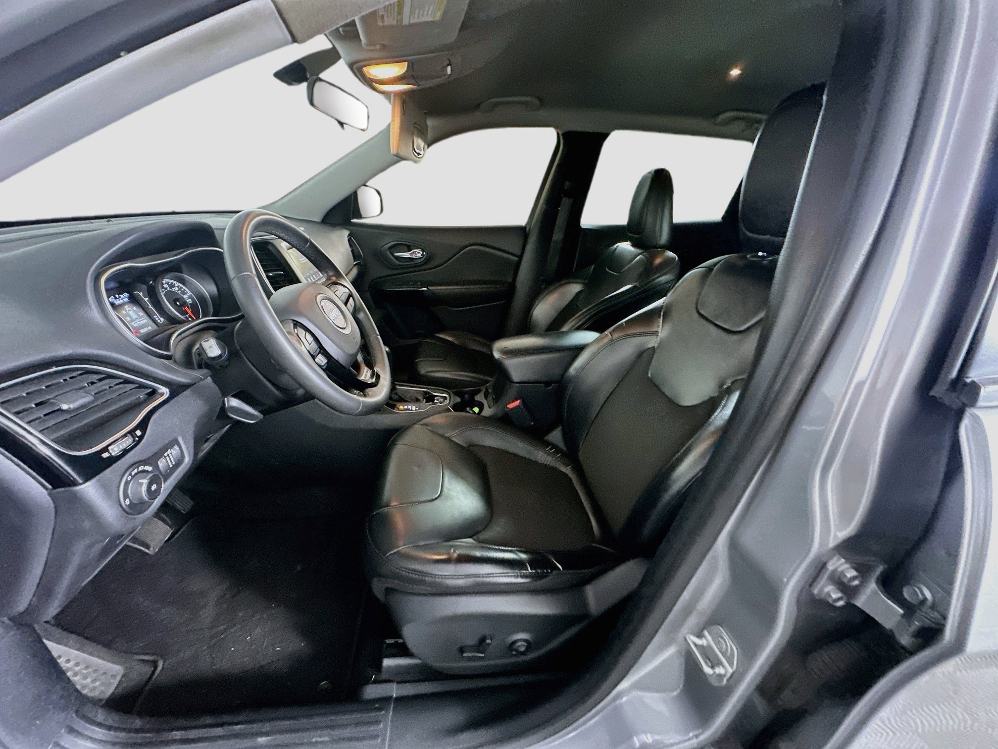 Used 2020 Jeep Cherokee Latitude Plus FWD image 13