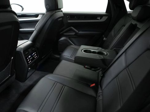 Certified 2025 Porsche Cayenne S image 31