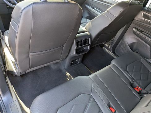 Used 2025 Volkswagen Atlas Cross Sport SE FWD image 22
