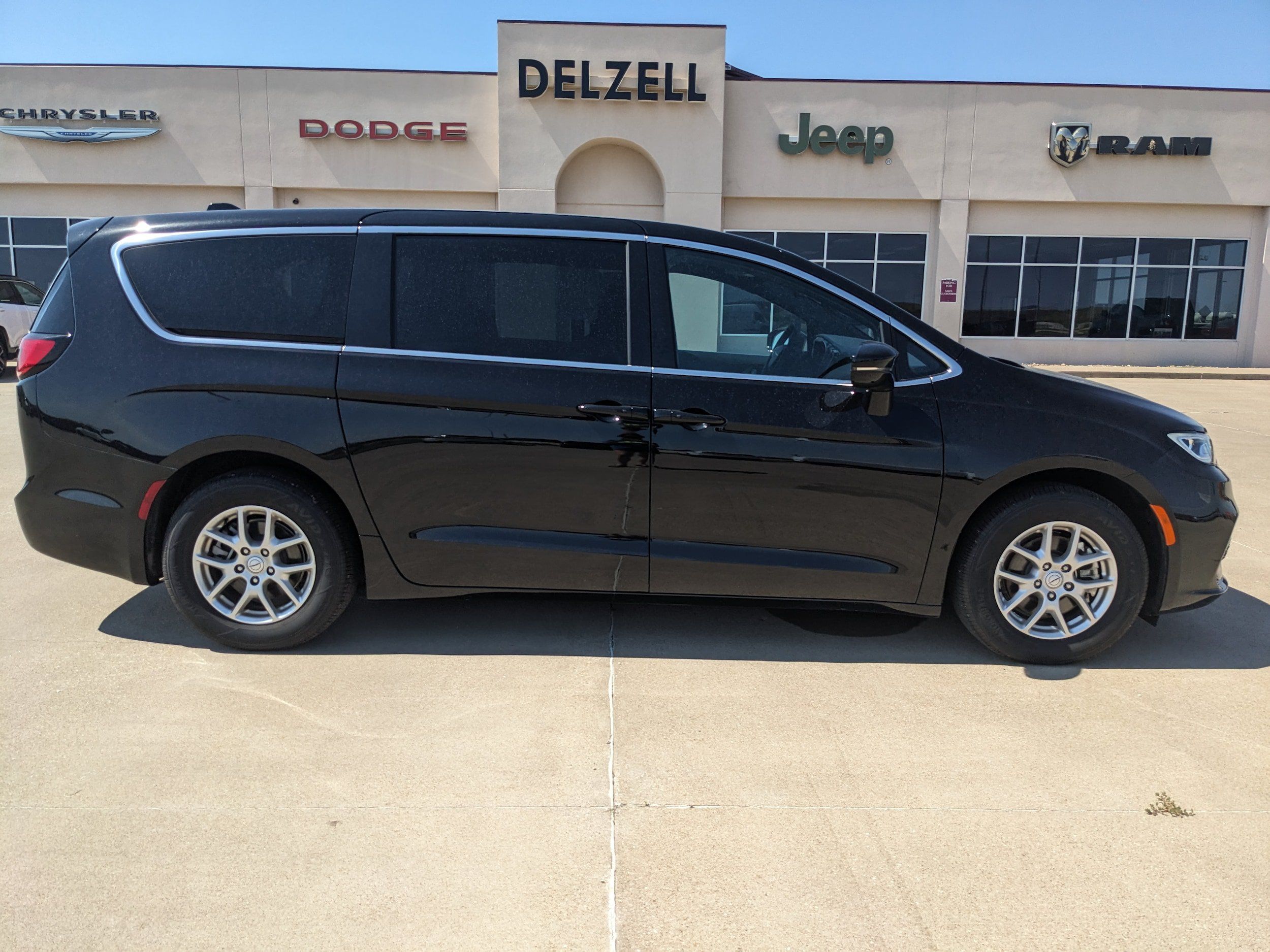 Used 2026 Chrysler Pacifica Select FWD image 1