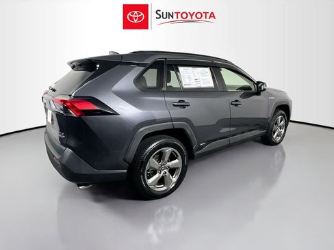 Used 2021 Toyota RAV4 XLE Premium image 4
