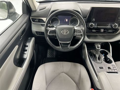 Used 2023 Toyota Highlander LE image 19