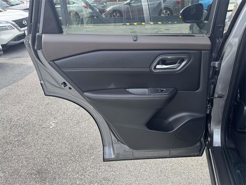 Used 2023 Nissan Rogue SL w/ SL Premium Package image 11