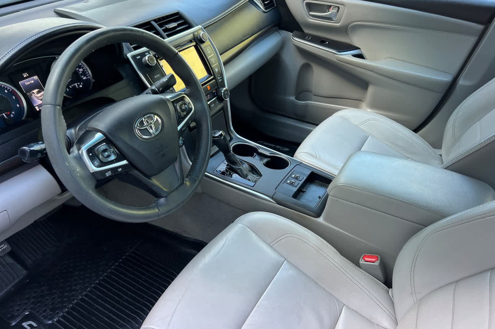 Used 2017 Toyota Camry XLE w/ Moonroof Package FWD image 11