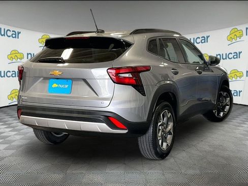 Used 2025 Chevrolet Trax LT w/ LT Convenience Package FWD image 6