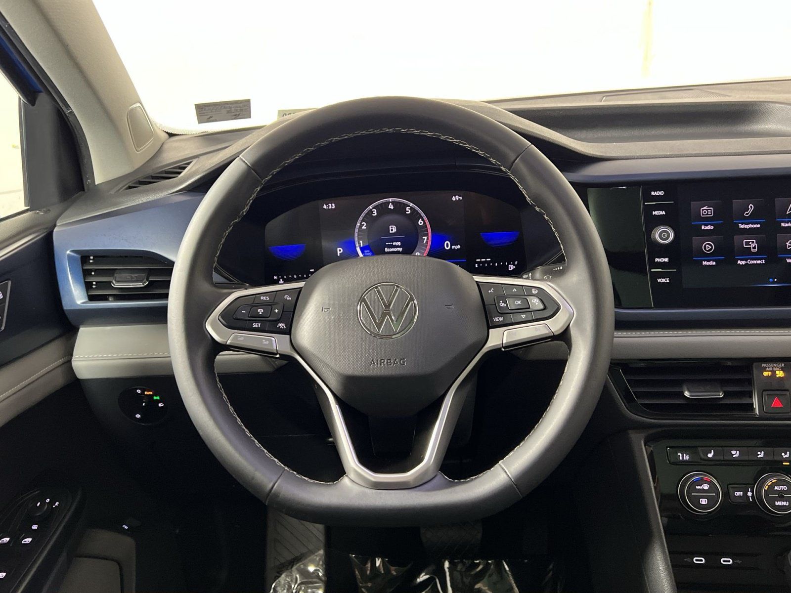 Used 2024 Volkswagen Taos SE w/ Panoramic Sunroof Package FWD image 16