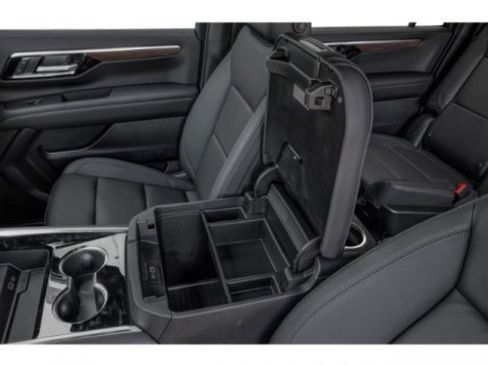 Used 2025 Chevrolet Suburban LT image 13