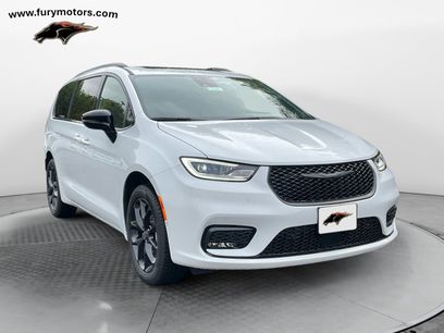 New 2026 Chrysler Pacifica Limited w/ S Appearance Package