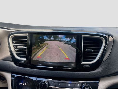 Used 2023 Chrysler Pacifica Touring-L FWD image 9