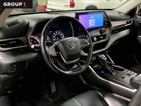 Used 2023 Toyota Highlander XLE image 18