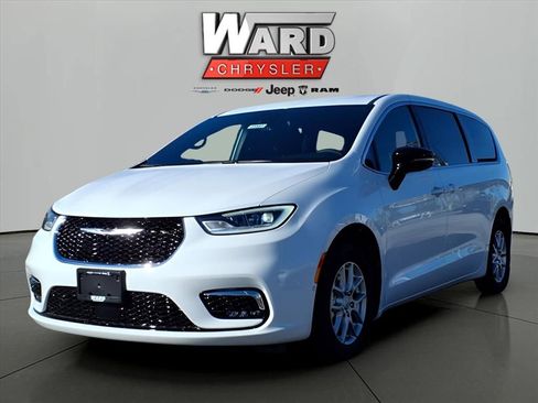 New 2025 Chrysler Pacifica Select FWD image 4