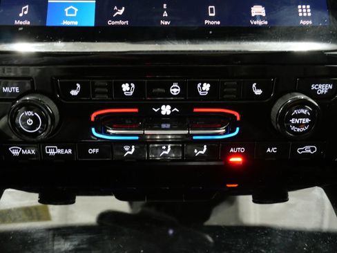 Used 2024 Jeep Grand Cherokee L Limited w/ Luxury Tech Group II image 18