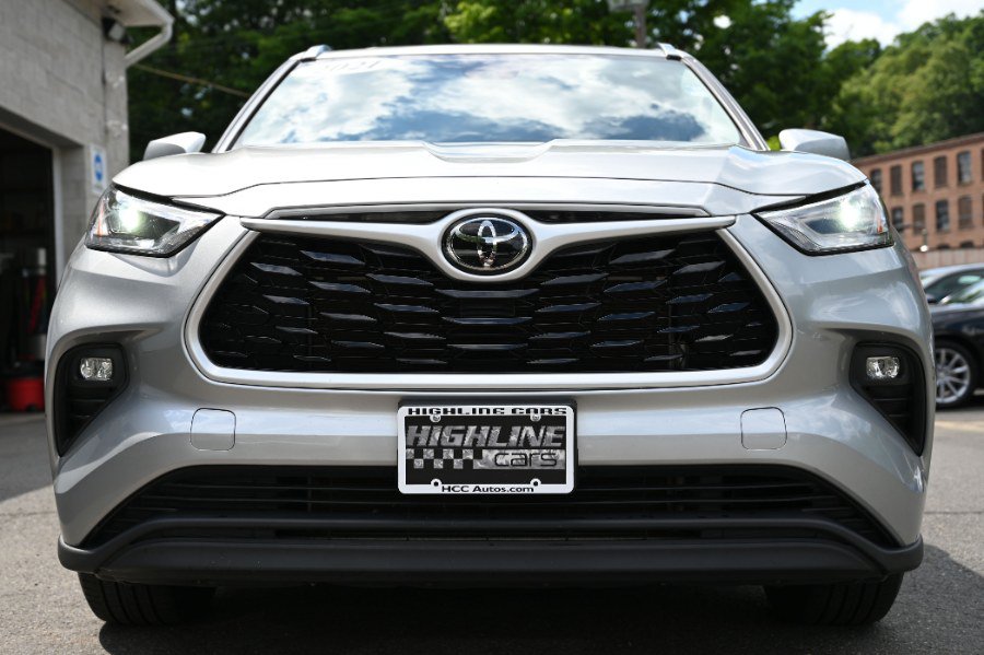 Used 2021 Toyota Highlander XLE AWD/4WD image 9
