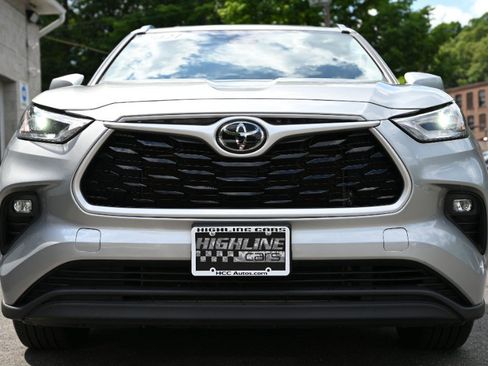 Used 2021 Toyota Highlander XLE AWD/4WD image 9