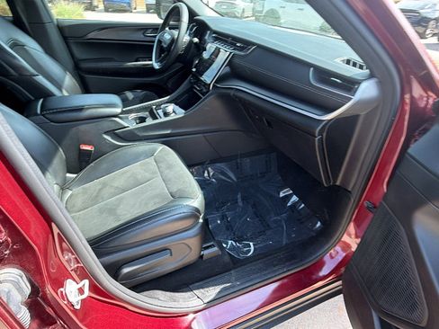 Used 2024 Jeep Grand Cherokee Altitude image 19