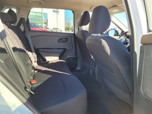 Used 2023 Nissan Rogue S image 11