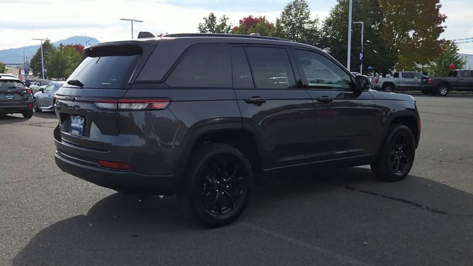 Used 2024 Jeep Grand Cherokee Altitude AWD/4WD image 8