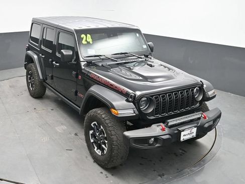 Used 2024 Jeep Wrangler Unlimited Rubicon w/ Convenience Group AWD/4WD image 25