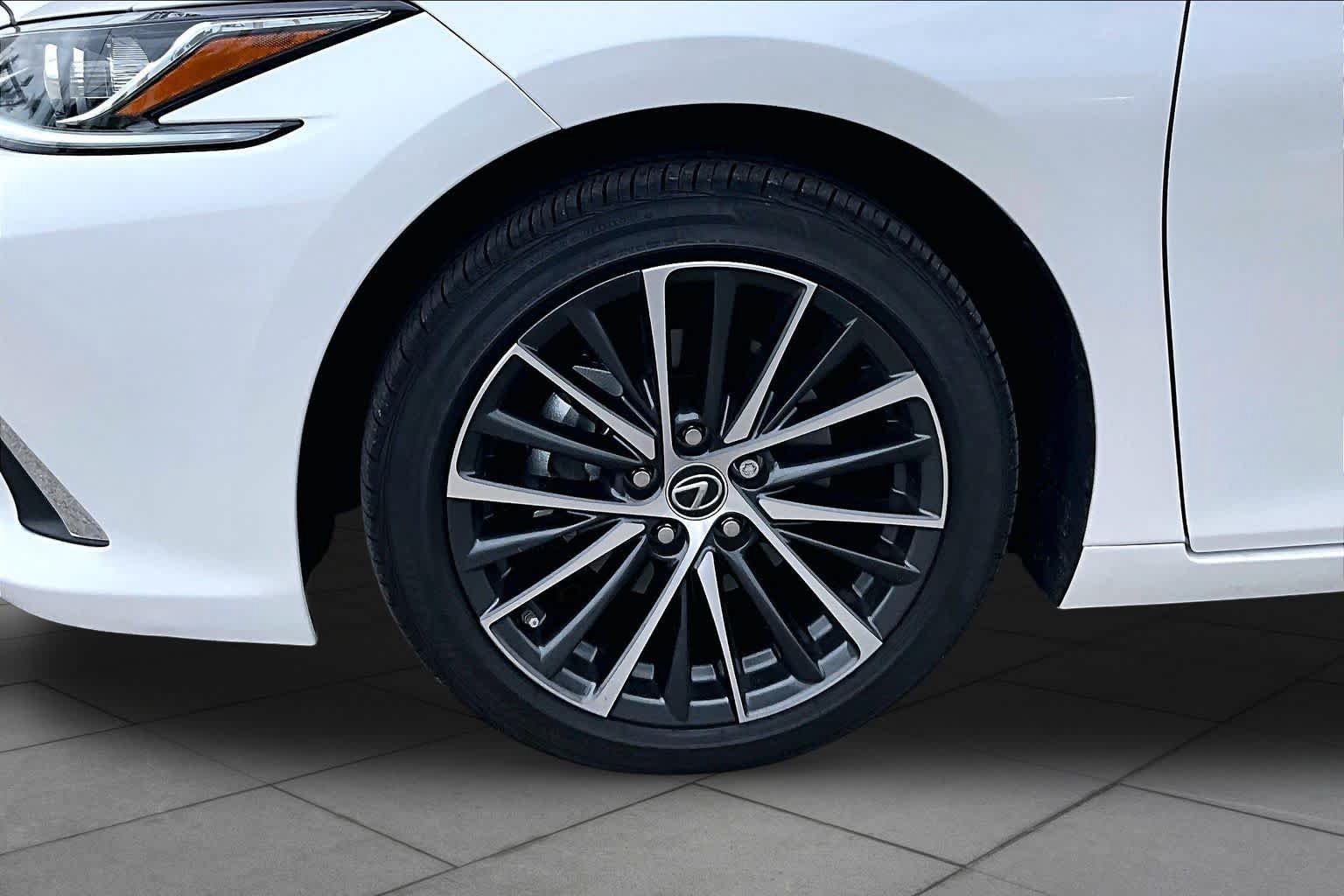 Used 2025 Lexus ES 350 w/ Premium Package FWD image 11