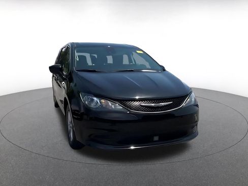 Used 2024 Chrysler Voyager LX FWD image 3
