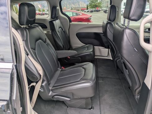 Used 2024 Chrysler Pacifica Touring-L FWD image 32