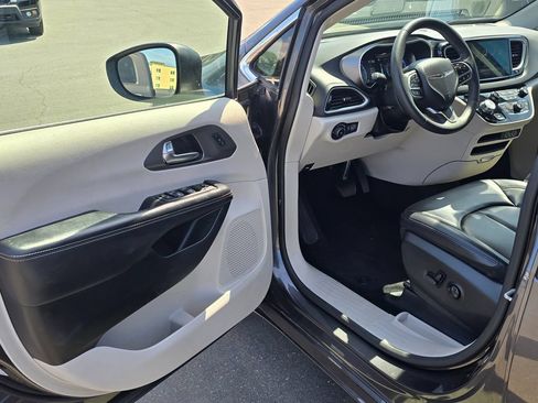 Used 2023 Chrysler Pacifica Touring-L FWD image 18