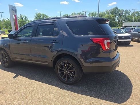 Used 2017 Ford Explorer XLT w/ Equipment Group 202A AWD/4WD image 5