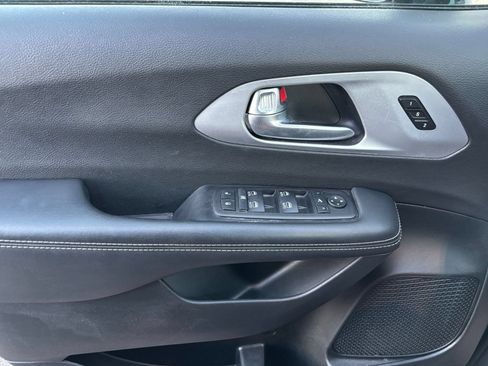 Used 2025 Chrysler Pacifica Limited FWD image 18