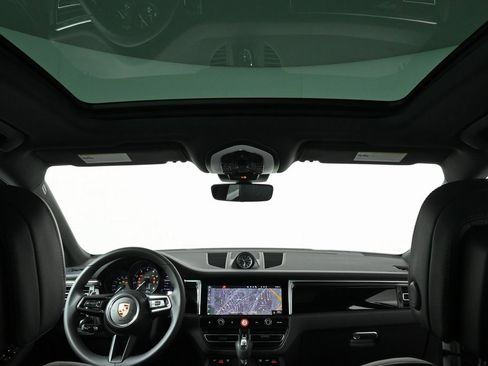 Certified 2025 Porsche Macan image 18