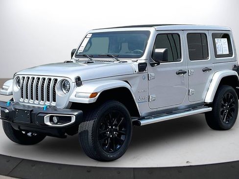 Used 2023 Jeep Wrangler Unlimited Sahara w/ Cold Weather Group AWD/4WD image 4