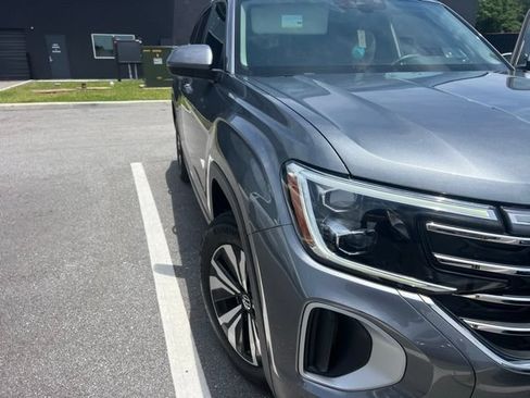 Used 2024 Volkswagen Atlas SE AWD/4WD image 2