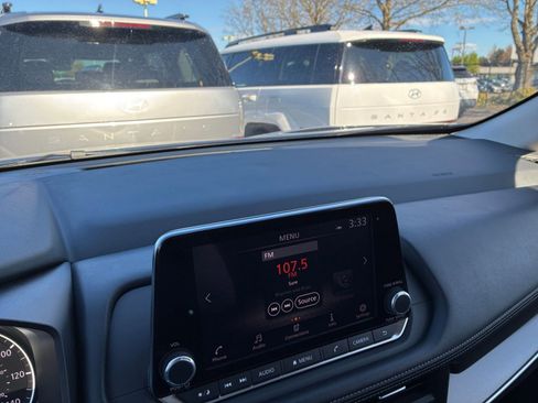 Used 2025 Nissan Rogue SV image 17